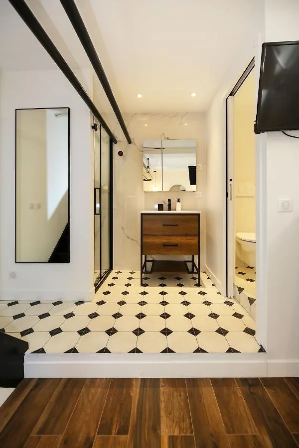 Appartement Proche Des Celebres Puces De Paris 4P 0*,  France