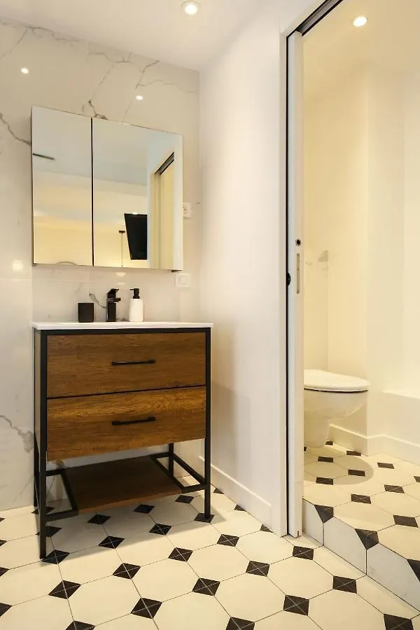Appartement Proche Des Celebres Puces De Paris 4P